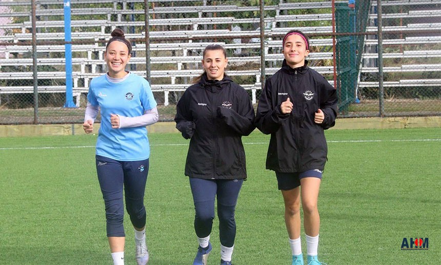 Adana Demirspor Kadın Futbolcuları 1207 Antalyaspor'a Hazırlanıyor