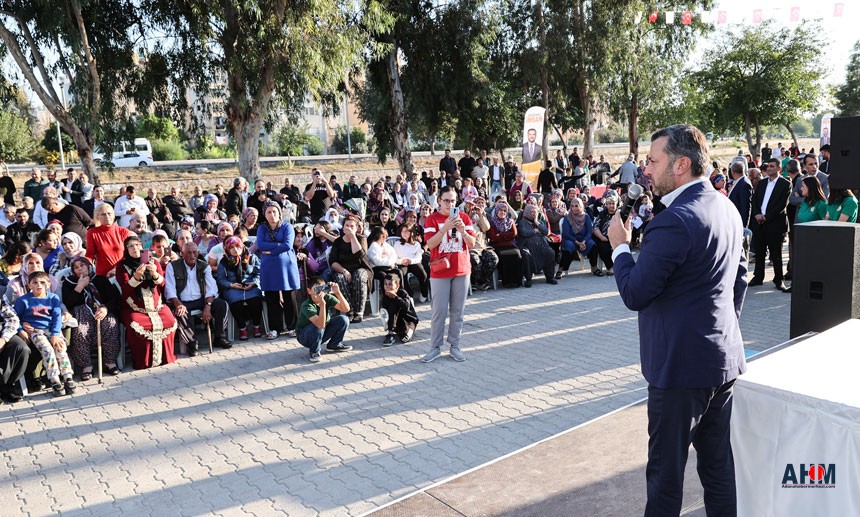 Yüreğir'de Vatandaş Hem Çayını İçiyor, Hem De Başkana Taleplerini İletiyor!