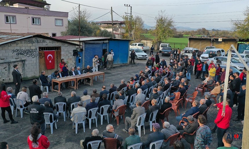 Başkan Karalar Kozan'da vatandaşla sohbet ederken