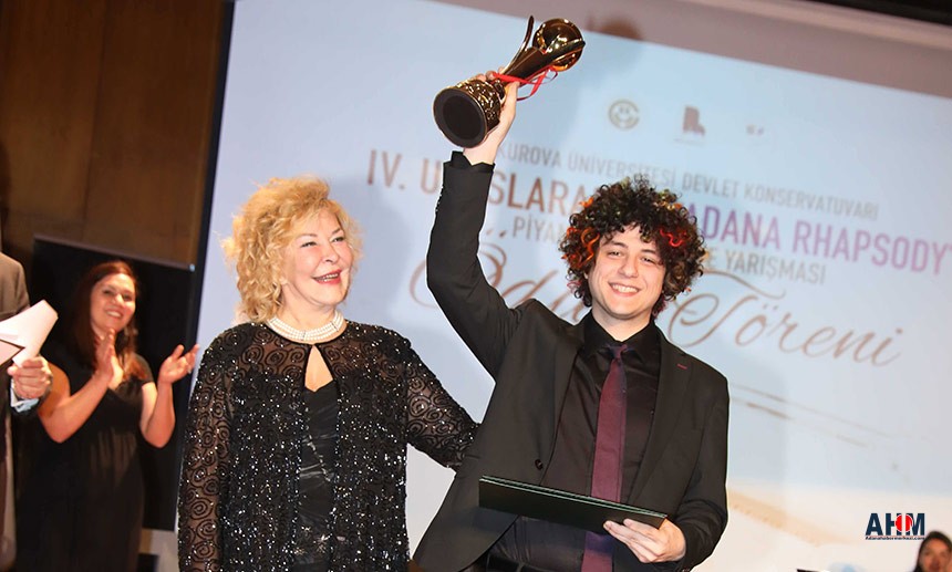 Rektör Prof. Dr. Tuncel, Çukurova Üniversitesi 50. Yıl Özel Ödülünü Devlet Sanatçısı Gülsin Onay’a Takdim Etti
