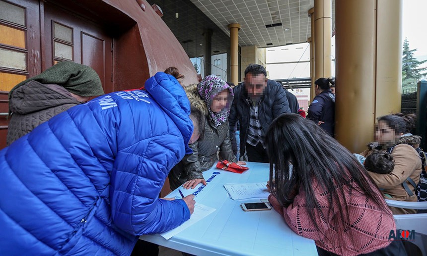Seyhan Belediyesi "Yardım Çarşısı" ile Depremzelere Koştu