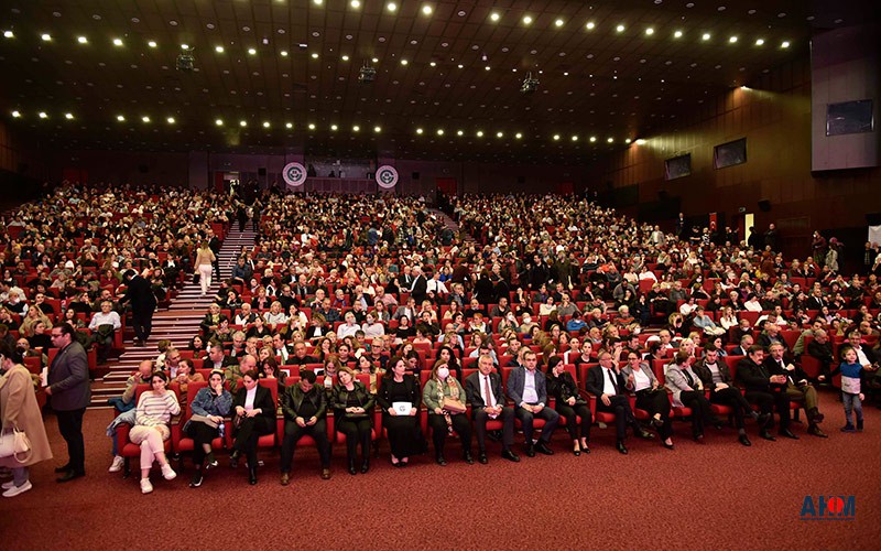 Antakya Medeniyetler Korosu, “Seyhan’dan Asi’ye el birliğiyle” konserinde, ÇÜ kongre Merkezi’nde Adanalılarla buluştu.