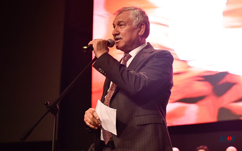 Antakya Medeniyetler Korosu, “Seyhan’dan Asi’ye el birliğiyle” konserinde, ÇÜ kongre Merkezi’nde Adanalılarla buluştu.