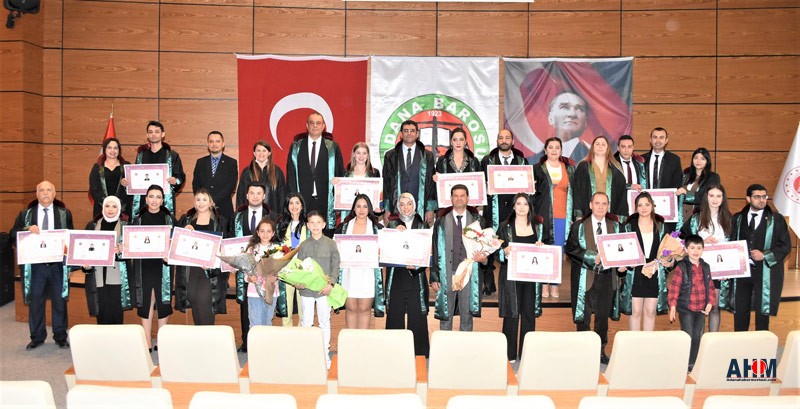  Adana Barosu’nda stajyer avukatlar için Adana Adliye Konferans Salonu’nda ruhsat töreni düzenlendi. 