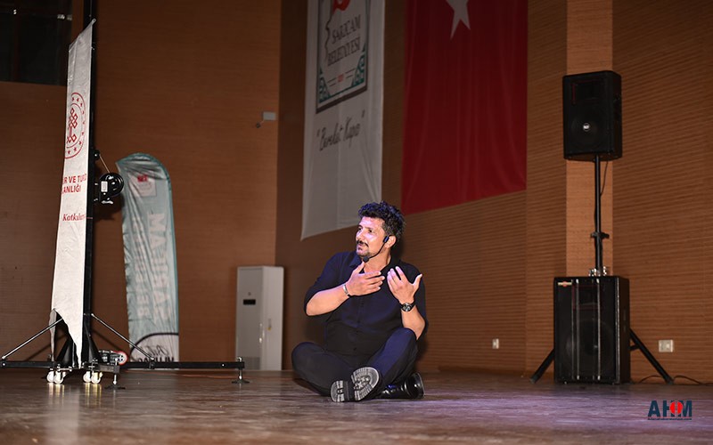 T.C. Kültür ve Turizm Bakanlığı’nın katkıları ve Sarıçam Belediyesi’nin ev sahipliğinde Sarıçam Belediyesi Kültür Merkezinde gerçekleştirilen, "Bozkırdan Nişantaşı'na Bir Türkü Tiyatrosu" büyük ilgi gördü. 
