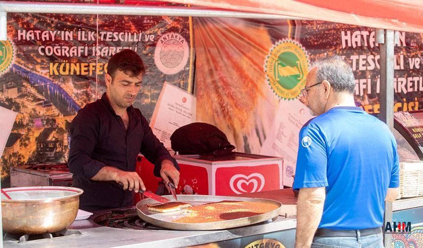 Seyhan Belediyesi, ekonomik faaliyetlerin neredeyse tamamen bittiği Hatay’daki esnafa destek amacıyla “Hatay’dan Seyhan’a Dayanışma Günleri” düzenledi.
