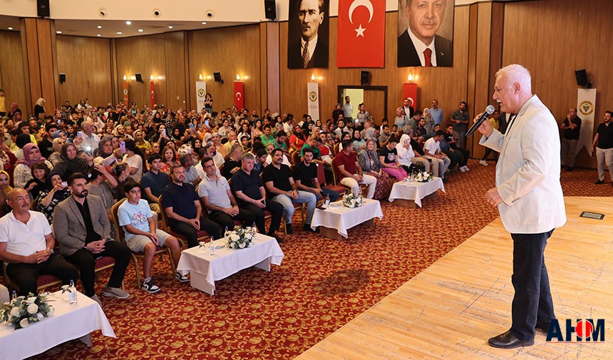 Prof. Dr. Nihat Hatipoğlu Konferansına Büyük İlgi