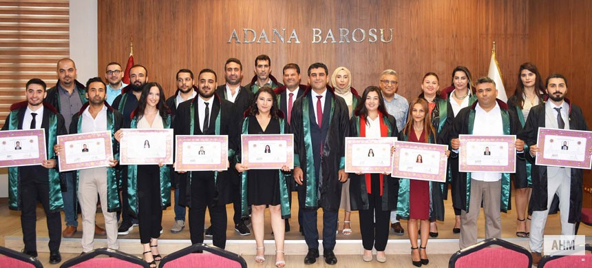Staj dönemlerini başarıyla tamamlayan 14 stajyer avukat, Adana Barosu Avukatlar Salon’unda düzenlenen törenle ruhsatlarını aldılar.