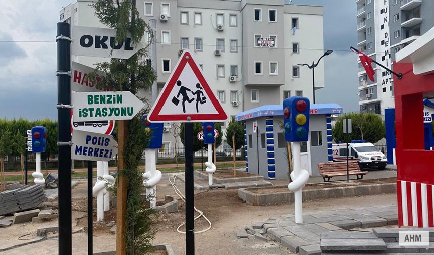  “Adana’da Bir İlk” yazan tabelanın önünde çekilen fotoğrafla servis edilen “Çocuk Trafik Eğitim Parkı”nın ilk olmadığı” ortaya çıktı