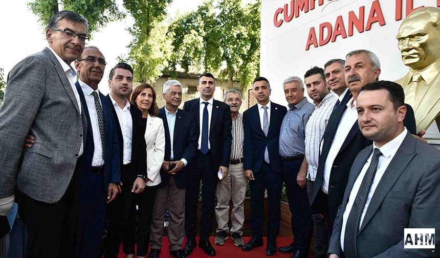 38. Olağan İl Kongresini tamamlayan CHP Adana’da Dr. Anıl Tanburoğlu, seçim kurulundan mazbatasını alıp, eski il başkanı Mehmet Çelebi’den il başkanlığı görevini devraldı. 