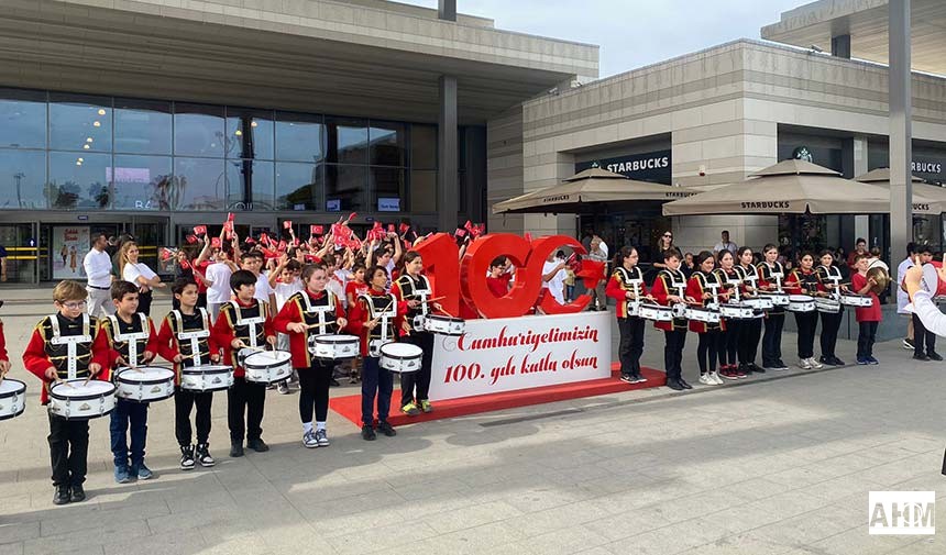 Bahçeşehir Koleji Adana Kampüsü, Cumhuriyetin ilanının 100. Yıldönümü kutlamaları kapsamında öğrencilerin katılımıyla özel bir gösteriye imza attı.