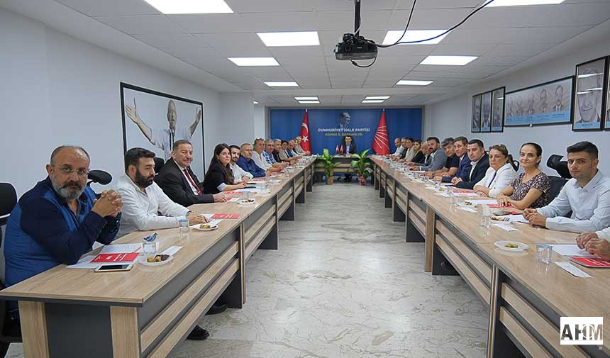 Cumhuriyet Halk Partisi (CHP) Adana il Yönetim Kurulu, İl Başkanı Dr. Anıl Tanburoğlu başkanlığında haftalık olağan toplantısını gerçekleştirdi. Toplantıda, il yönetim kurulu üyelerinin görev dağılımları da yapıldı.