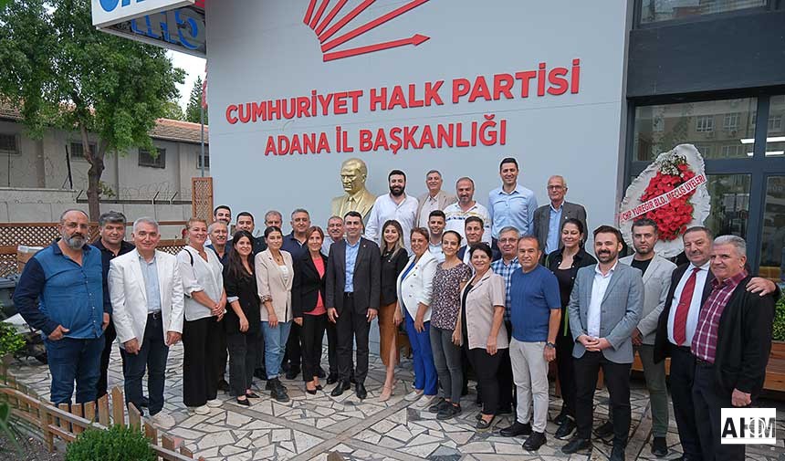 Cumhuriyet Halk Partisi (CHP) Adana il Yönetim Kurulu, İl Başkanı Dr. Anıl Tanburoğlu başkanlığında haftalık olağan toplantısını gerçekleştirdi. Toplantıda, il yönetim kurulu üyelerinin görev dağılımları da yapıldı.