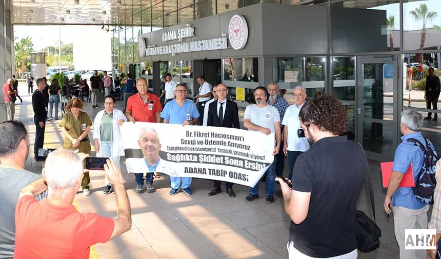Sağlıkta şiddet nedeniyle kaybedilen Dr. Fikret Hacıosmanı anmak için Adana Şehir Hastanesi Başhekimlik binası önünde bir araya gelen hekim ve sağlık çalışanları “Toplumsal şiddet bitsin artık” diyerek basın açıklaması yaptı.