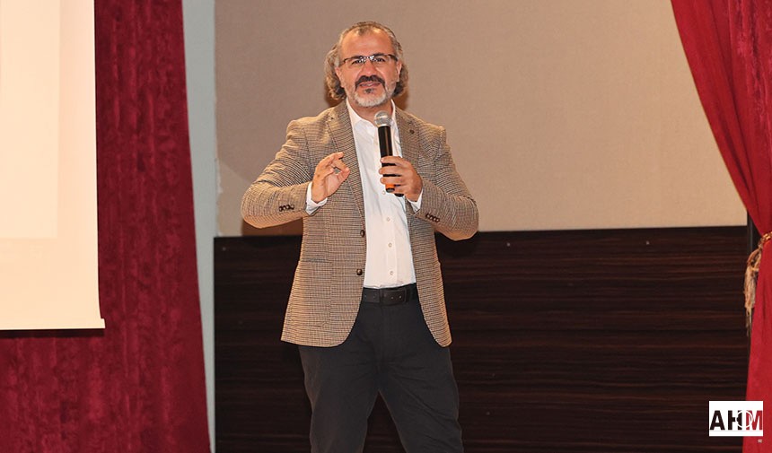 Yüreğir Belediyesi Kültür Sanat Günleri, Kişisel Gelişim ve Eğitim Uzmanı Yazar Sıtkı Aslanhan semineri ile devam etti. 
