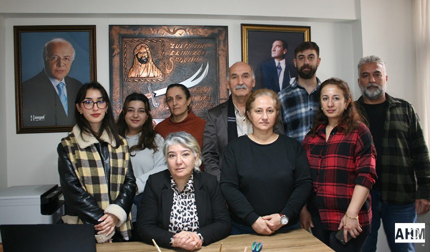 Cem Vakfı Adana Şubesi Başkan Müsriye Büyükdoğan ve Başkan yardımcısı Yusuf Soylu'yla birlikte, vakfın merkezinde, kahvaltı düzenleyerek, üyeleriyle bir araya geldi.