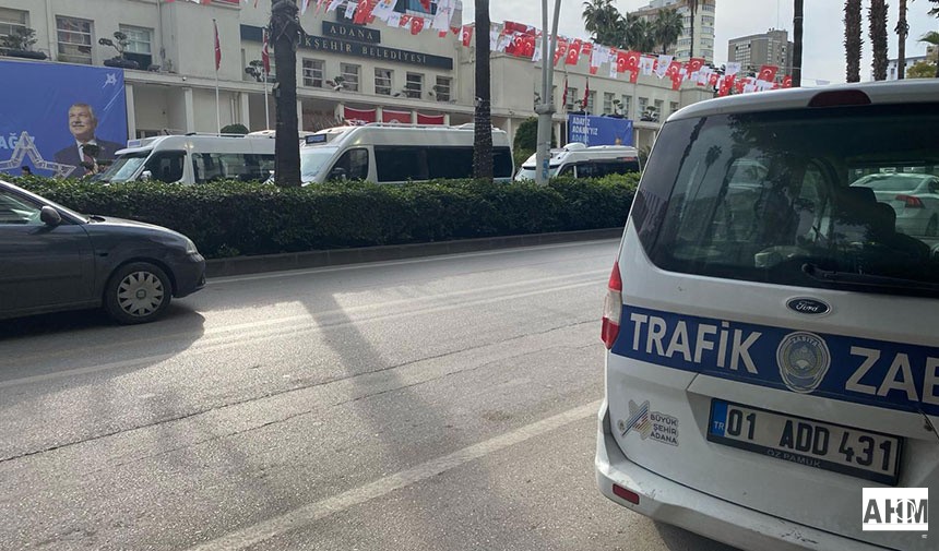 Adana Büyükşehir Belediyesi Önünde "Kontak Kapatma" Eylemi