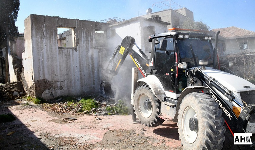 Osmaniye'de Metruk Binalar Yıkılıyor