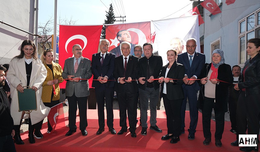 Adana Büyükşehir Belediye Başkanı Zeydan Karalar' seçim ofisi açılışı, Pozantı Belediye Meclis Üyeleri aday tanıtımı ve muhtarlarla bir araya gelmek için gittiği Pozantı’da halkın sevgi gösterileri ve yoğun ilgisiyle karşılaştı.