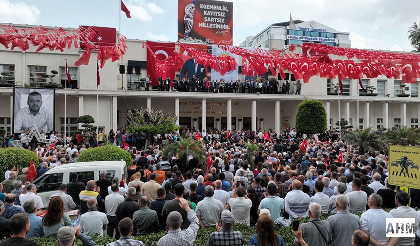 Adana Büyükşehir Belediye Başkanlığını ikinci kez açık ara farkla kazanan Zeydan Karalar, mazbatasını aldı ve yeni dönemdeki görevine resmen başladı. 