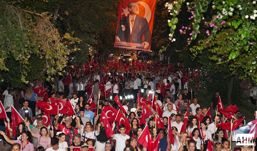 Adana'da 19 Mayıs kutlamaları, Kortej ve Gripin Konseriyle Coşkuyla Kutlandı