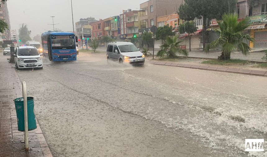 Adana'daki Yağış Yolları Su Gölüne Çevirdi
