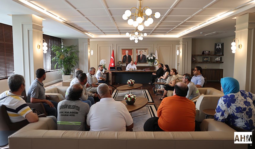 Başkan Ali Demirçalı engeelli personele "Büyük Bir Aileyiz" mesajı verdi