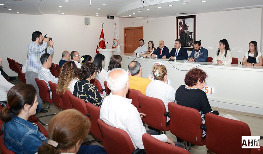 Adana Eczacı Odası Başkanı Ecz. Ö. Mürsel Yalbuzdağ yönetim kurulu üyeleriyle birlikte açıklama yaptı