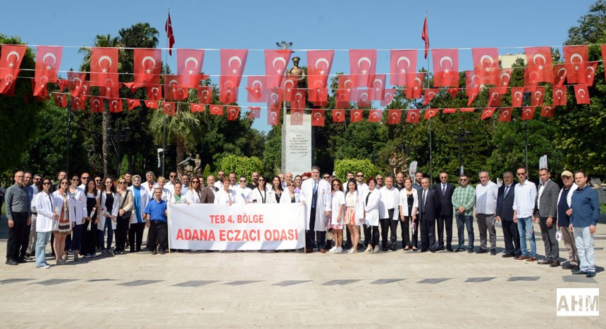 Adana Eczacı Odası üyeleri Atatürk parkındaki Anıta çelenk bıraktı