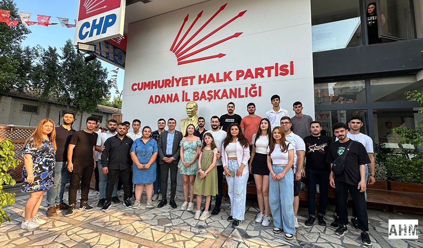 Üyelik başvurusu yapan gençler, CHP Adana İl Başkanlığı önünde hatıra fotoğrafı çektirdi.