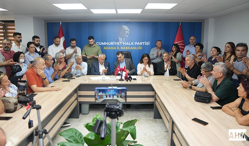Toplantıya, Büyükşehir Belediye Başkanı Zeydan Karalar, CHP ilçe başkanları, il yöneticileri, emekli dernekleri temsilcileri ve partililer katıldı.