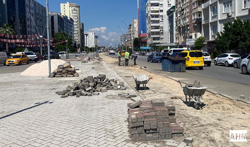 Adana Büyükşehir Belediyesince, Türkkuşu Kavşağı D400 karayolu üstgeçidi üzerinde çalışmalar sürüyor.