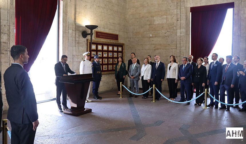 TÜRKONFED Başkanı Sönmez, Anıtkabir Özel Defteri’ne, “Her alanda kalkınmış, müreffeh ve her bir ferdi için fırsat eşitliğini sağlamış bir Türkiye hayalini güçlendirmeyi sürdüreceğiz" diye yazdı.