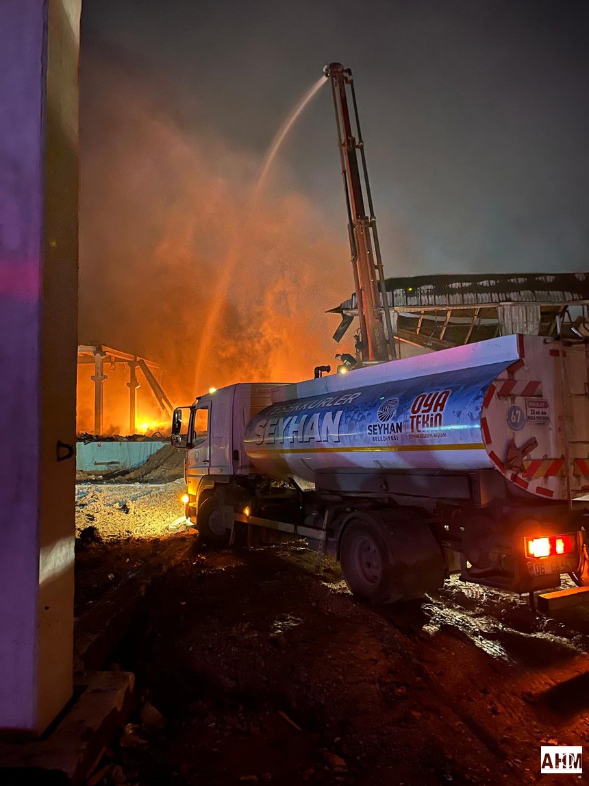 Seyhan Belediyesi Fabrika Yangınını Söndürmede Destek Verdi