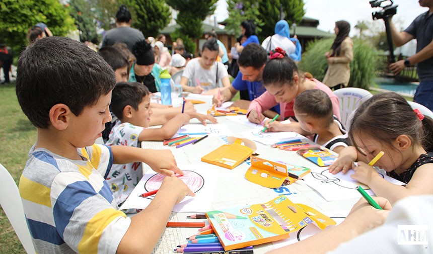 Çocuklar festivalde resim çizip boyama yaptı.
