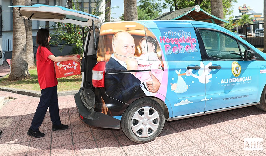 "Hoş Geldin Bebek" Hediyeleri personel tarafından vatandaşlara ulaştırıyor