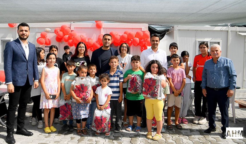 Çukurova Belediye Başkanı Emrah Kozay çocuklarla anı fotoğrafı da çektirdi. 