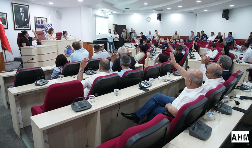 Seyhan Belediye Meclis Üyeleri gündemdeki maddeleri görüştü