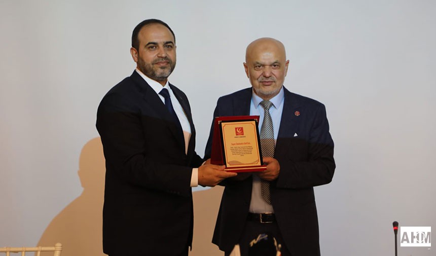 YRP İl Başkanı Özdemir, Önceki dönem İl Başkanı Selahattin Baysal'a Plaket vererek onurlandırdı