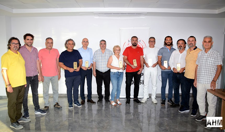 Adana Tabip Odası Yeni Yönetimi Eski Yönetime Plaket Verdi