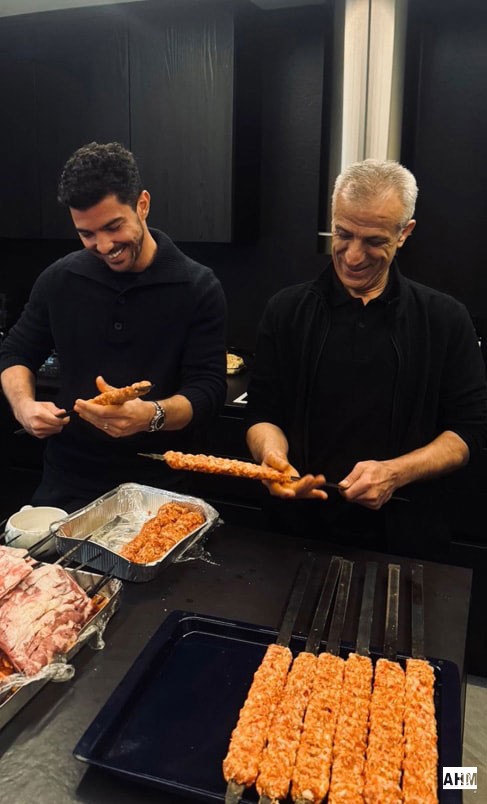 Oyuncu Pınar Deniz'in eşi ve babası Adana Kebap hazırlarken