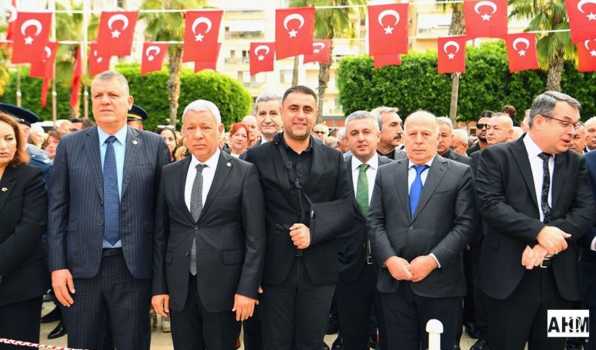 Atatürk'ü Anma Törenine Katılım Yoğundu