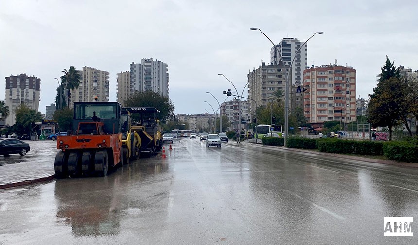 Yağmur Düştü, İşçiler Gitti! Asfalt Serinimine Yağmur Arası