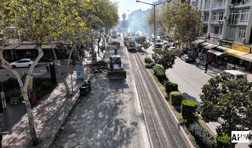 Adana Büyükşehir Belediyesi Şehit Yüzbaşı Bülent Angın Bulvarı’nı Yeniliyor