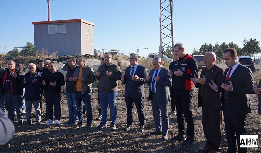 Adana'da İlk Buğday Tohumu Toprakla Buluşturuldu