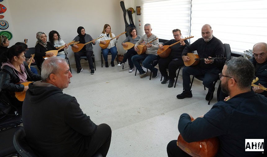 Çukurova Belediyesinin ücretsiz saz kursları büyük ilgi görüyor