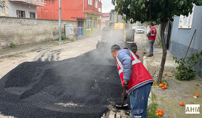 Ceyhan Belediyesi’nden Yol ve Kaldırımlarda Yoğun Mesai