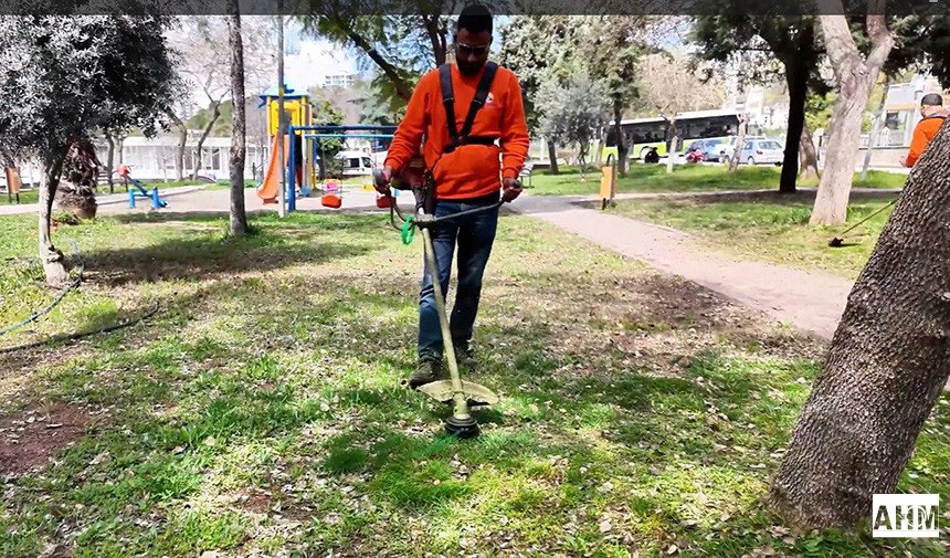 Çukurova’da Yeşil Alan Seferberliği: Parklarda Bakım Çalışmaları Sürüyor