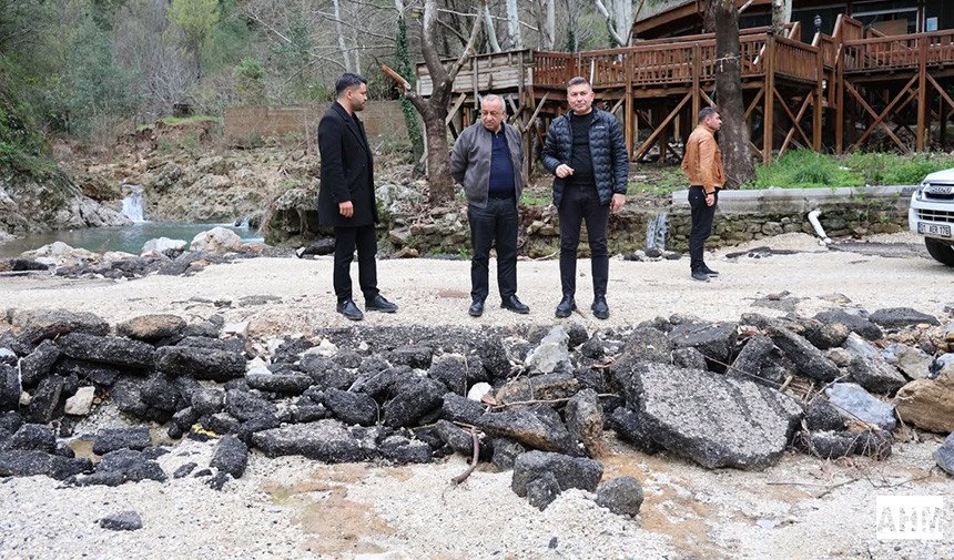 Karaisalı’da Heyelanla Mücadele Sürüyor: Mahalle Yollarında Çalışmalar Aralıksız Devam Ediyor