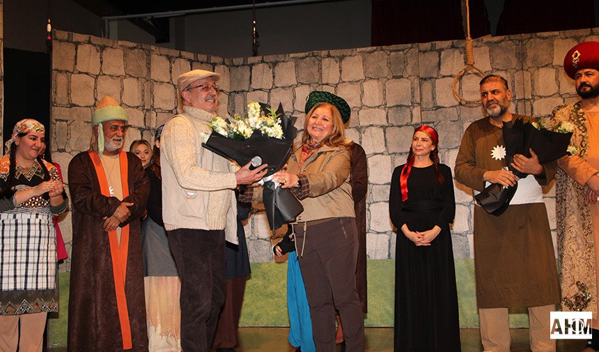 Yüreğir'de Pir Sultan Abdal Tiyatro Oyununa Yoğun İlgi